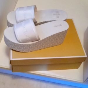 Michael kors size 9M sandals